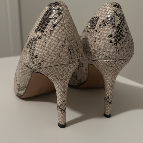 VINCE CAMUTO | Snake Print Heels Pumps | 7 - Picture 5 of 10